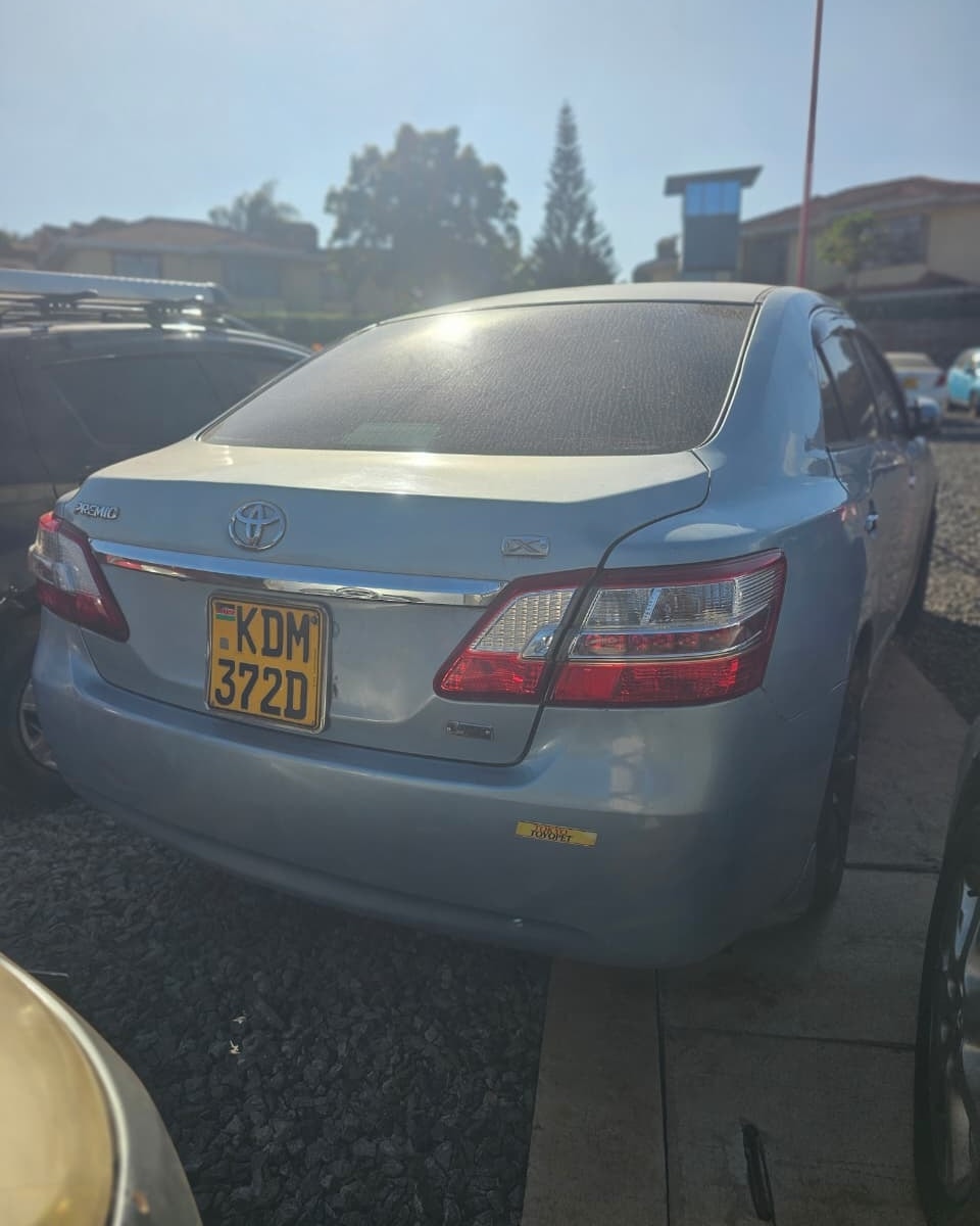 Toyota Premio image 2