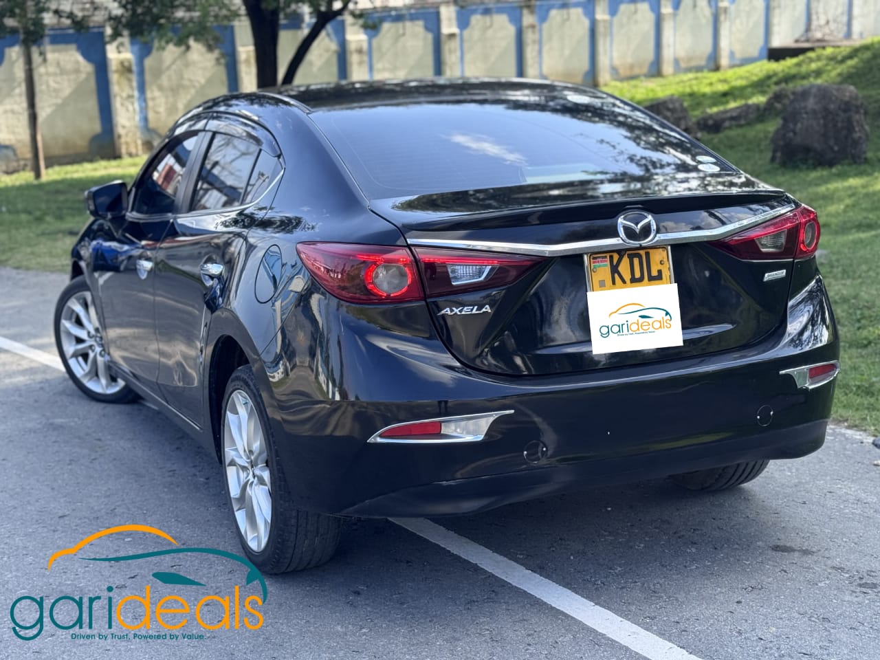 Mazda Axela image 2