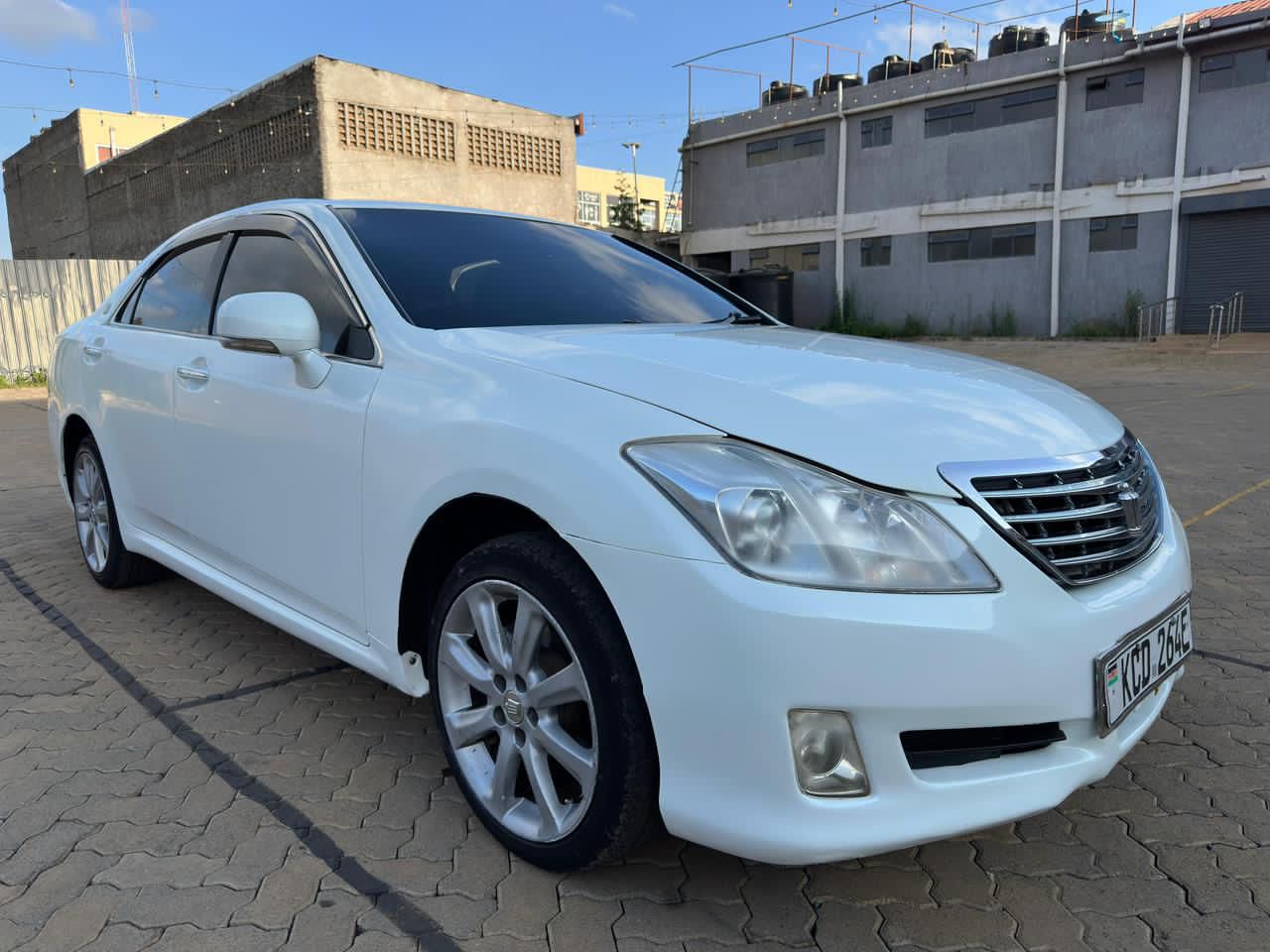 Toyota Crown image 1