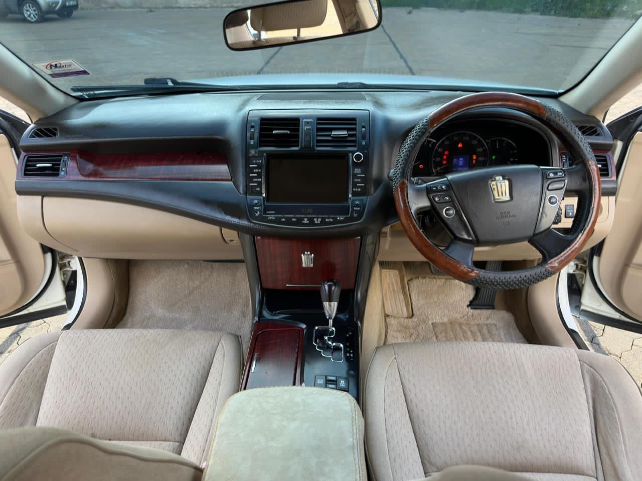 Toyota Crown image 5