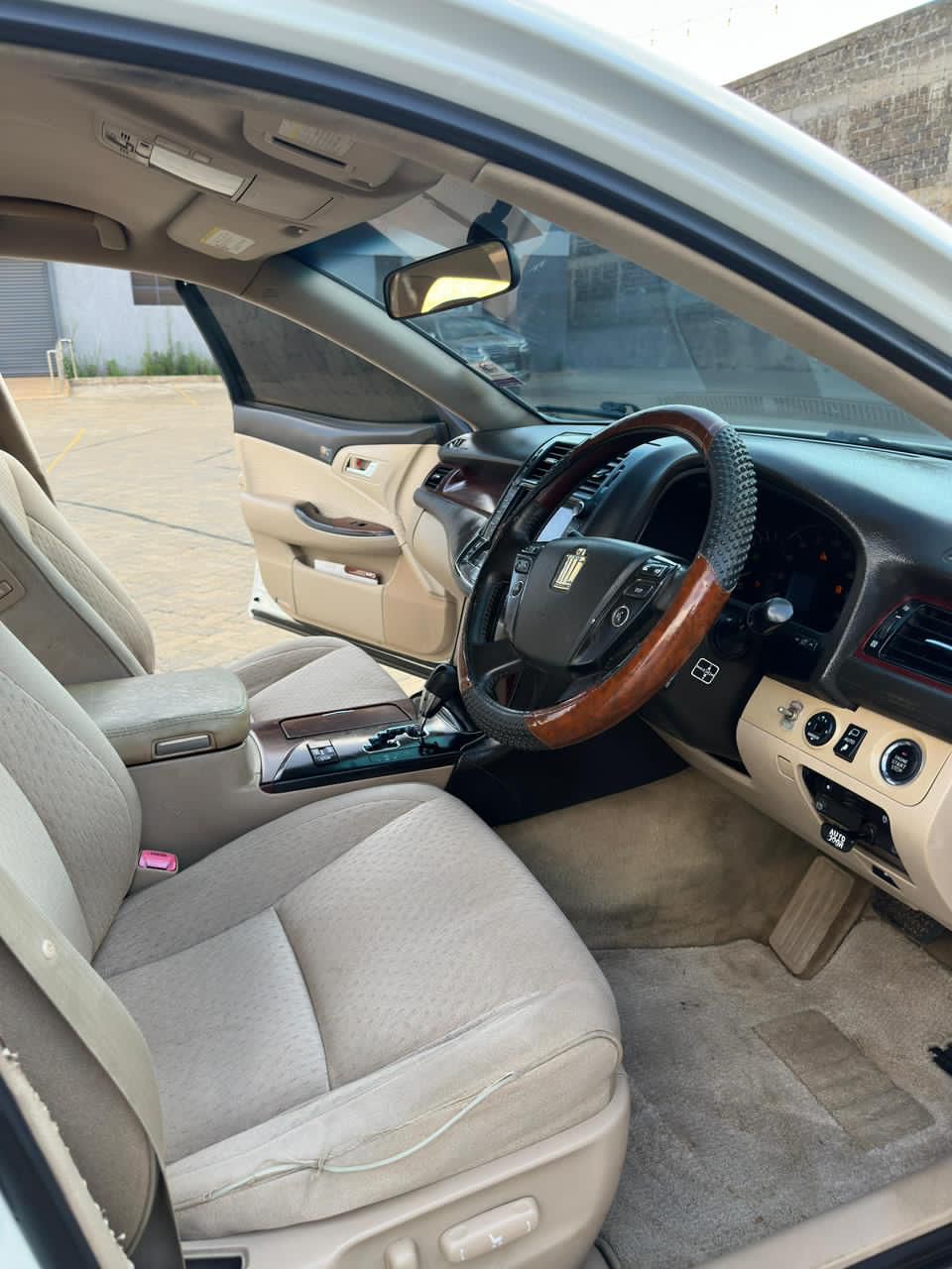 Toyota Crown image 7