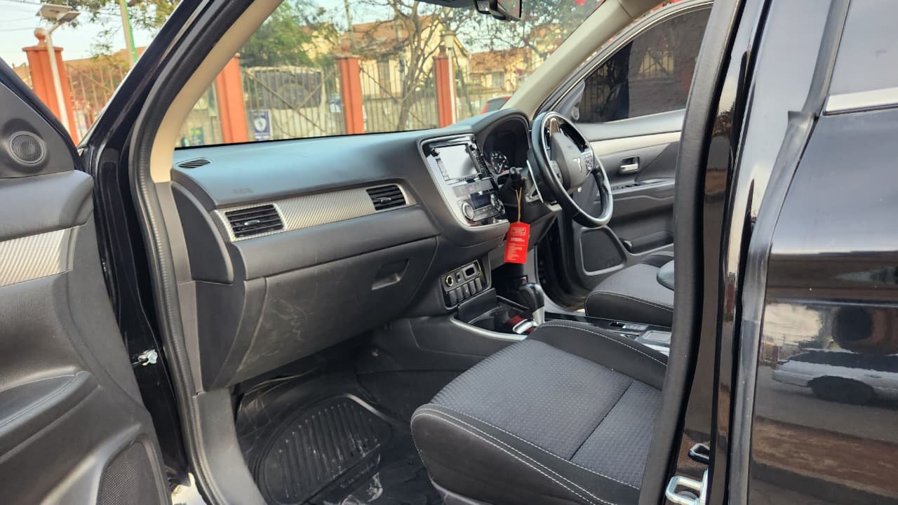 Mitsubishi Outlander image 9