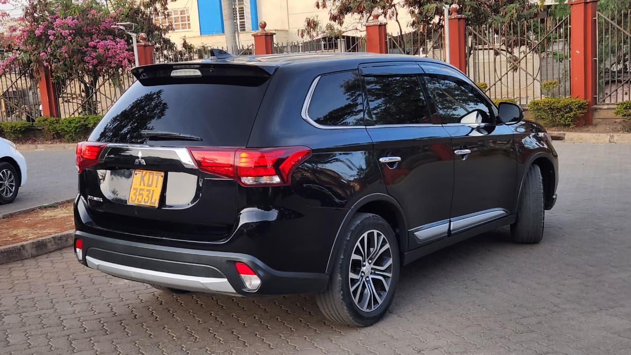 Mitsubishi Outlander image 8
