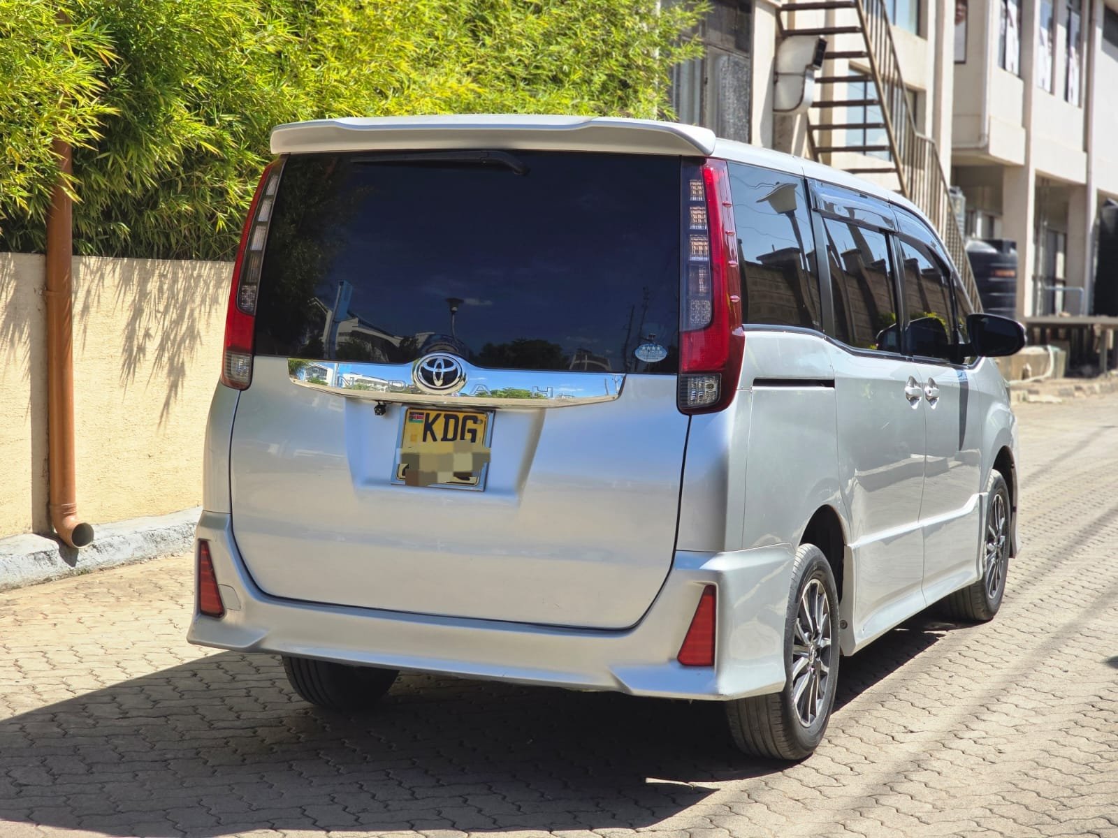 Toyota Noah image 2