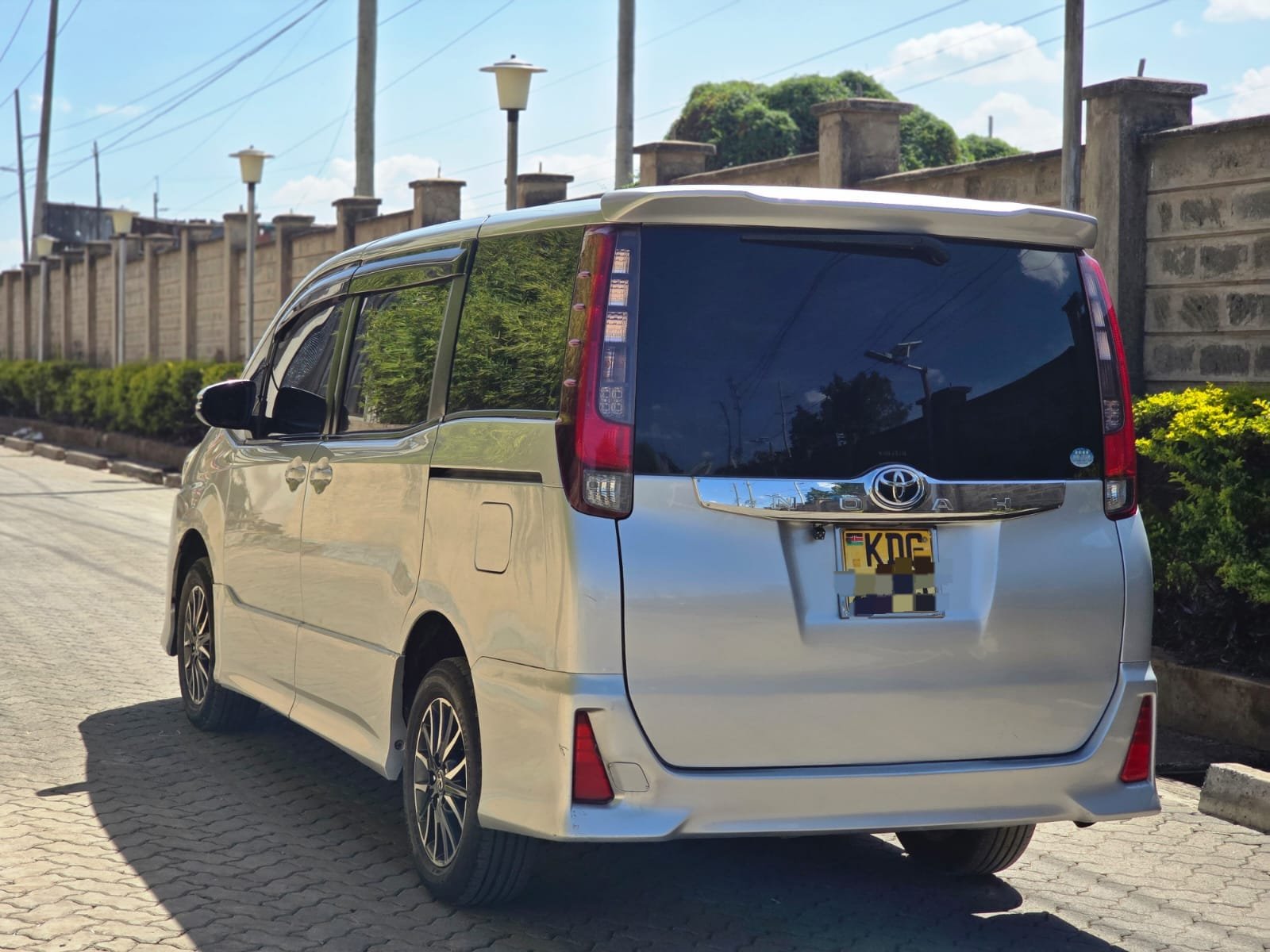 Toyota Noah image 3