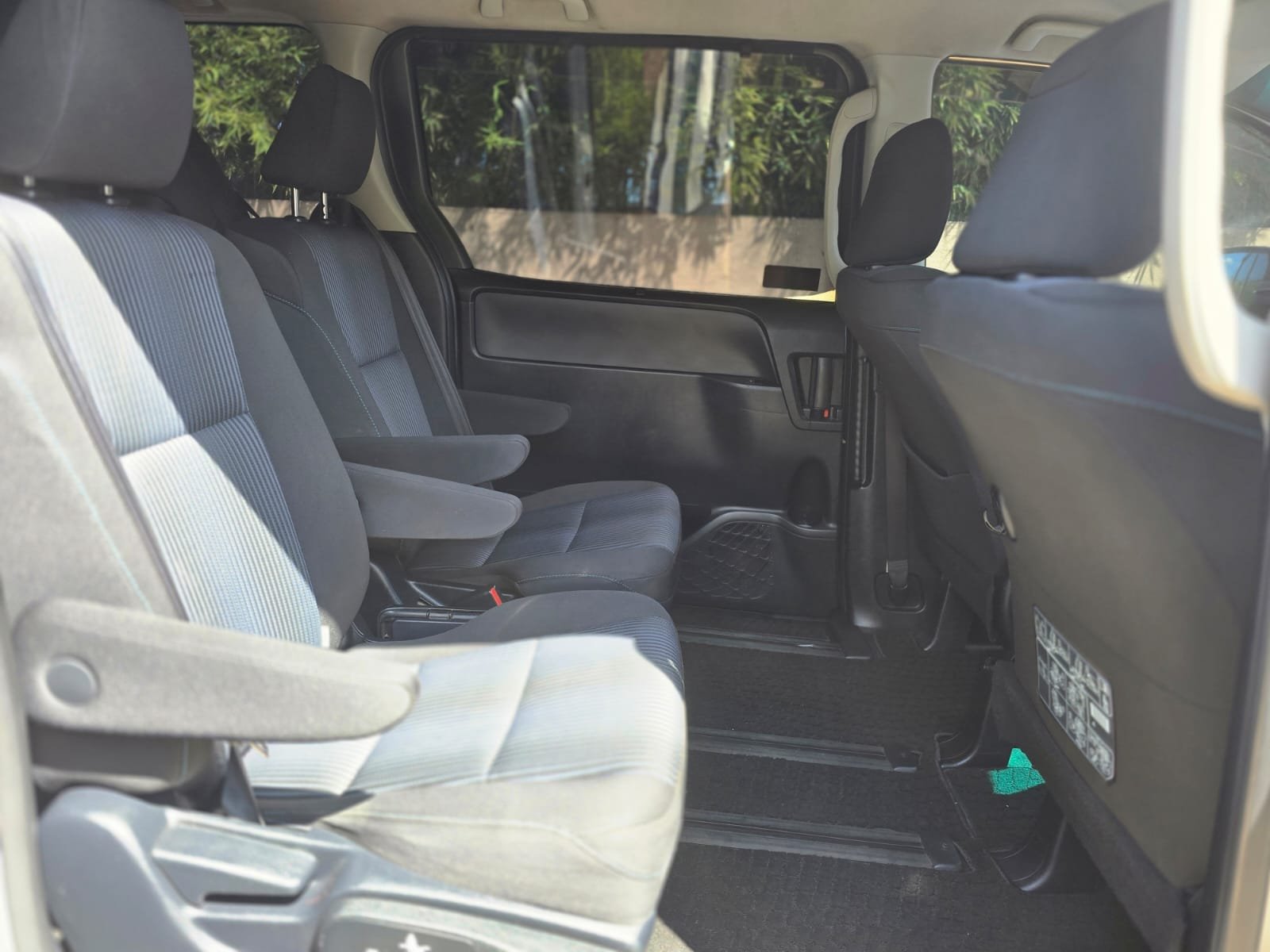 Toyota Noah image 6