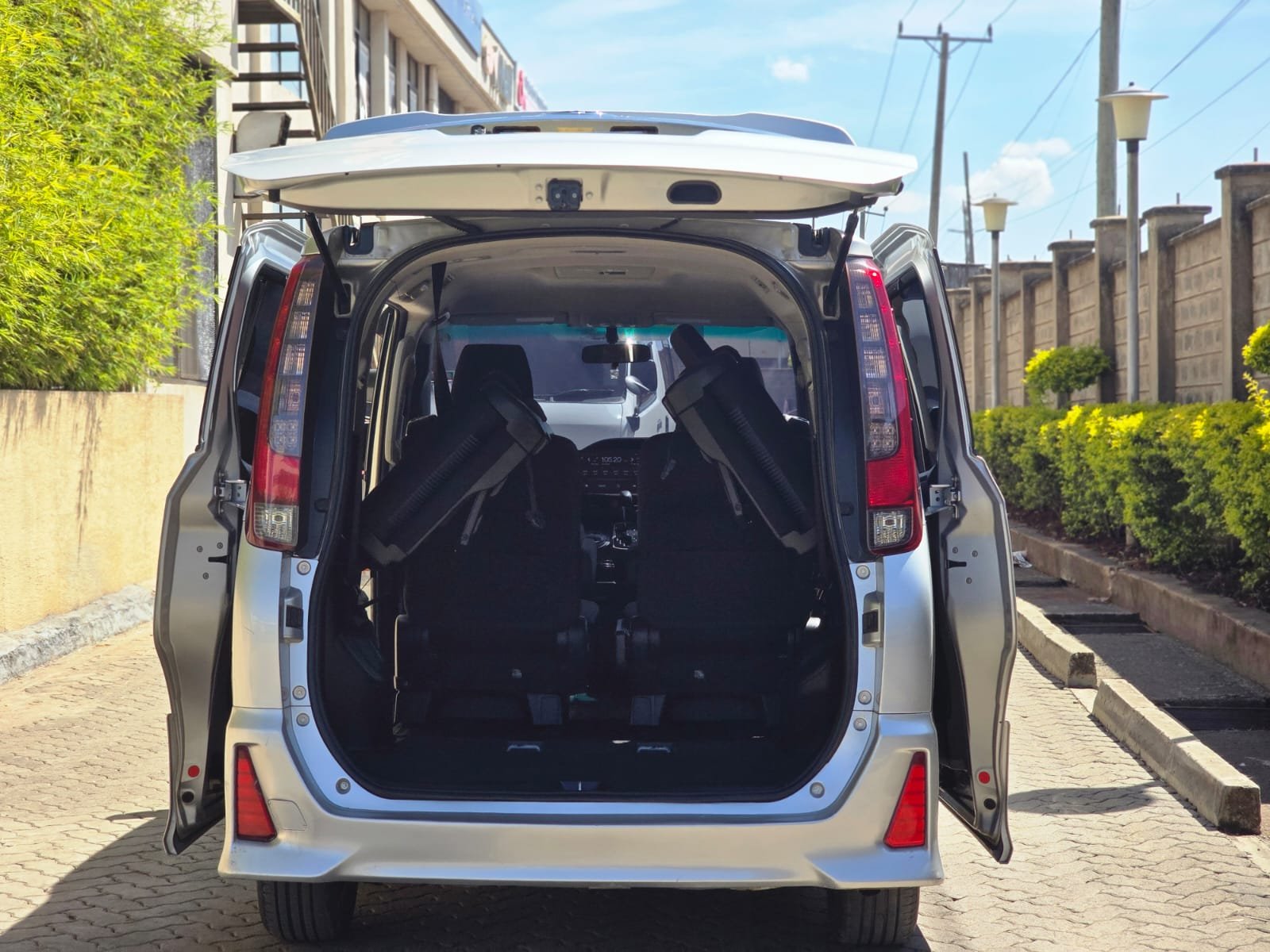 Toyota Noah image 5