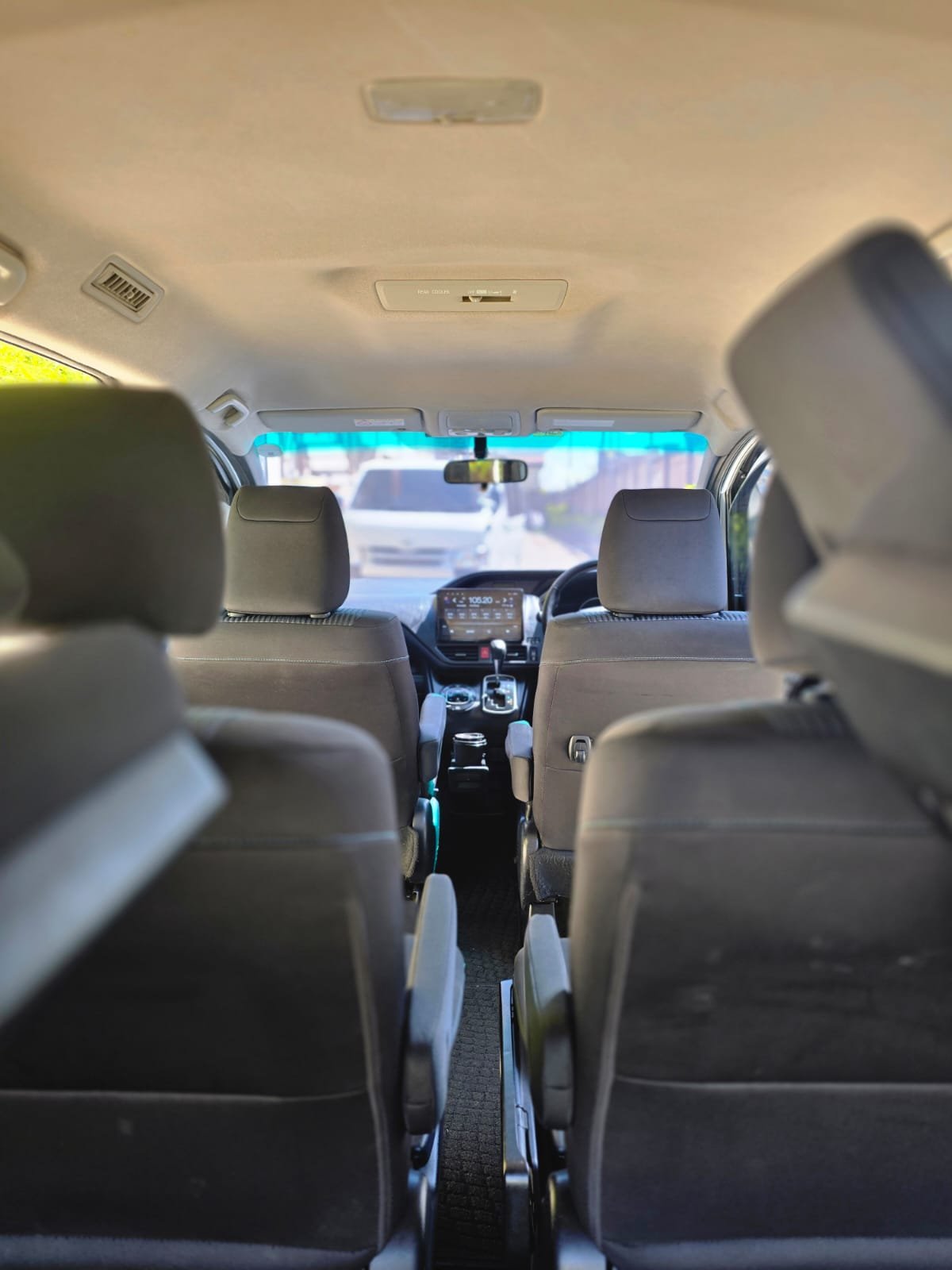 Toyota Noah image 8