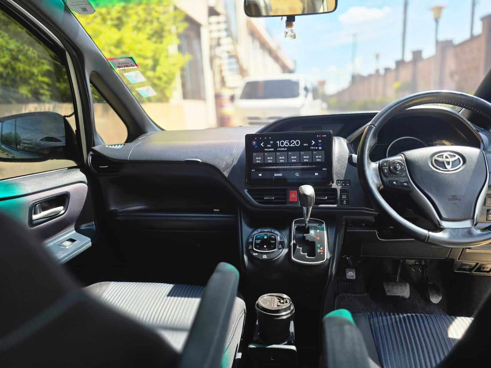 Toyota Noah image 7