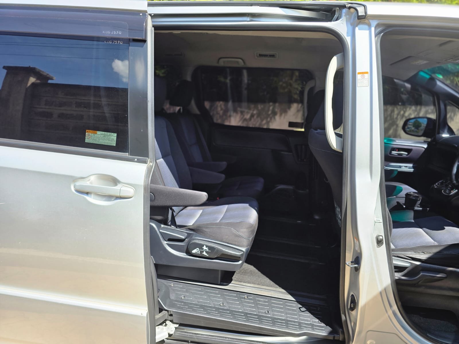 Toyota Noah image 9