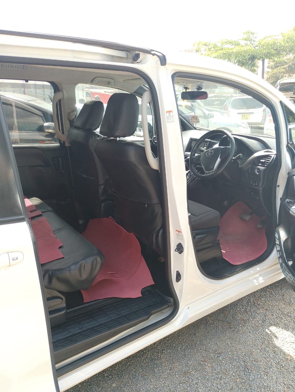Toyota Noah image 3