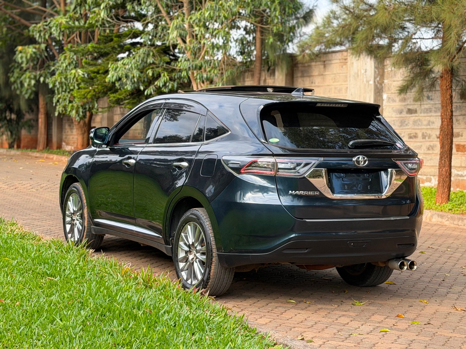 Toyota Harrier image 3